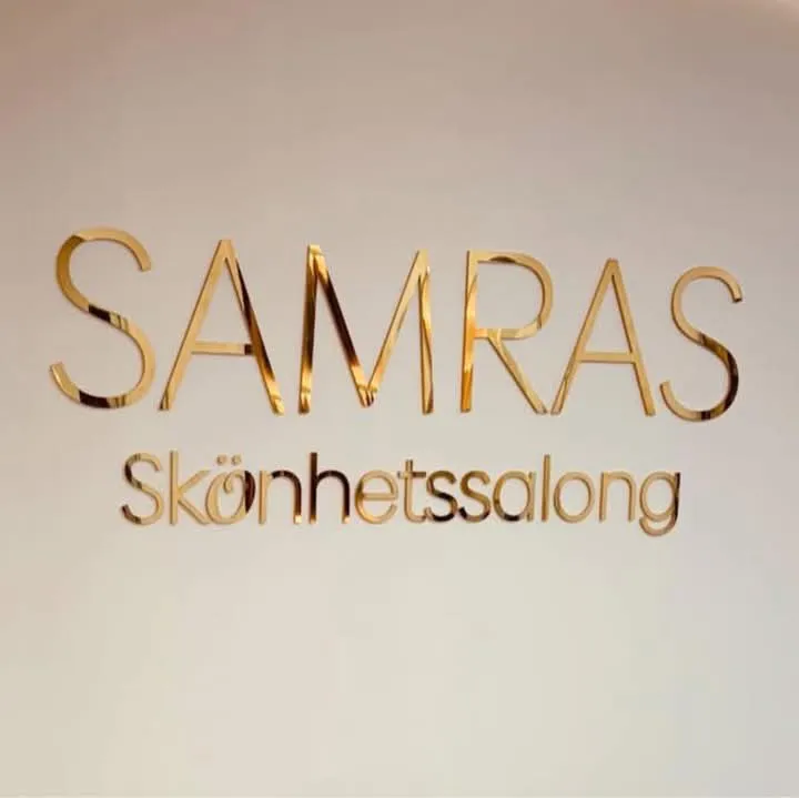 Guldskylten SAMRAS Skönhetssalong på väggen i salongen